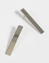 Par de aros colgantes largos de metal dorado con forma de barra rectangular.