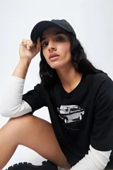 Remera cropped blanca de mangas ranglan con estampa frontal de un auto antiguo y texto "Vintage Gems / retro car club".