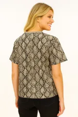 Remera de manga corta color beige con estampado de piel de serpiente en tonos marrones.