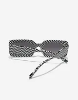 Gafas de sol unisex con montura rectangular de acetato con patrón a cuadros blancos y negros.