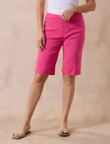 Bermuda blanca en gabardina elastizada, marca Ruby Rd. Pretina ancha elastizada. Delantera con bolsillos simulados. Trasera con bolsillos aplicados.