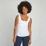 Camiseta blanca de tirantes con cuello cuadrado.