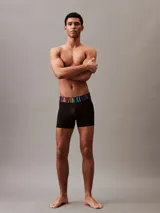 Boxer negro con cintura elástica y letras de Calvin Klein en diferentes colores, diseñado para celebrar la diversidad y proporcionar comodidad.