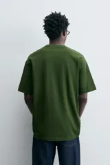 Camiseta marrón de algodón, corte relaxed fit, cuello redondo y manga corta.