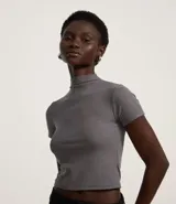 Remera marrón de ribana con cuello alto y mangas cortas.