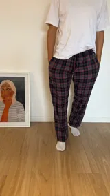 Pantalón de pijama de franela con diseño escocés, elástico en la cintura y dos bolsillos.