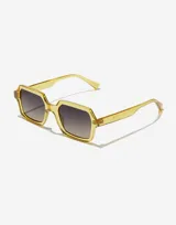 Lentes de sol unisex Hawkers X Casetify, con montura geométrica color amarillo translúcido y lentes degradadas de gris a negro.