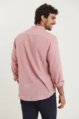 Camisa rosada de lino y algodón, con cuello mao, manga larga y bolsillo de parche en el pecho.