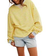 Remera de manga larga con cuello redondo y estampado a rayas horizontales amarillas y blancas, con puños y cuello en color celeste.