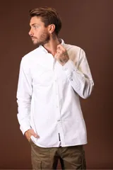 Camisa blanca de manga larga con cuello abotonado.