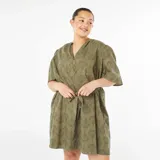 Vestido corto color verde oliva con bordado inglés, escote en V, mangas cortas y lazo en la cintura.