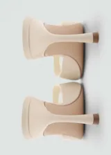Sandalias de tacón color crema con efecto piel, punta fina y diseño destalonado.