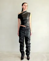 Top drapeado negro, de manga corta y tejido elástico, ideal para un ajuste cómodo.