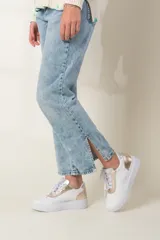 Zapatillas urbanas de cuero vacuno color beige, con detalles en verde oliva y rosa pastel.