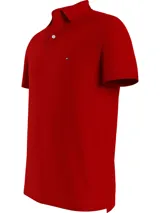 Chomba Tommy Hilfiger color rojo de corte slim, con cuello polo, cartera de dos botones, mangas cortas con ribete blanco y logo de la marca bordado en el pecho.
