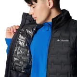 Chaleco acolchado azul marino con cierre frontal, bolsillos laterales con cierre y logo de la marca en el pecho.