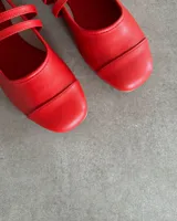 Ballerinas negras de cuero vegano con puntera charolada y doble tira sobre el empeine.