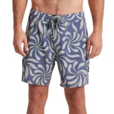 Boardshort Roark Chiller de 17 pulgadas, color azul con estampado de espirales en gris claro y detalles en verde. Confeccionado con cáñamo y tejido reciclado Repreve, cuenta con elasticidad en 4 direcciones, cordón ajustable y costuras planas reforzadas.