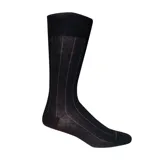 Calcetín de vestir negro de largo medio, con diseño de rayas verticales finas en color gris claro. Presenta tecnología Comfort Cuff (puño suave) y tratamiento antimicrobiano SILPURE.