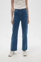 Pantalon de jean gris de corte recto y tiro alto, con cierre frontal y bolsillos laterales.