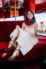 Zapato de tacón de 6 cm de alto combinado con animal print verde caza y ante camel. Con cordón y borla a juego.