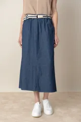 Pollera midi de jean azul, corte recto con tajo frontal y cintura elastizada con cinturón de tela.