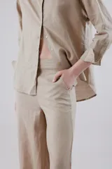 Pantalón de línea recta y ancho, color beige, con cintura elástica para mayor comodidad.