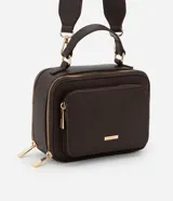 Bolso bandolera tipo cámara color marrón con correa de mano fija y asa larga ajustable desmontable. Cuenta con bolsillo delantero y cierre por cremallera.