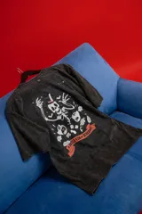 Remera negra con efecto acid wash y estampa frontal de calaveras de personajes de Disney.