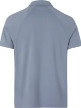 Chomba de piqué color celeste con cuello clásico y tapeta de dos botones. Presenta logo de la marca bordado en el pecho y cinta con el nombre de la marca repetido en las mangas.