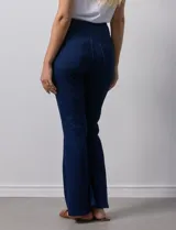 Jegging azul oscuro marca Zac & Rachel con pretina elastizada, bolsillos delanteros y traseros, y terminación bootcut.