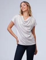 Blusa de manga corta con cuello volcado (cowl neck) y textura acanalada brillante, en tono champagne o plateado claro.