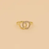 Anillo dorado con dos aros entrelazados, uno liso y otro con circonias.