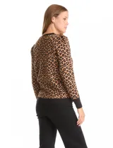 Buzo de mujer con estampado animal print de leopardo en tonos marrón y negro, cuello redondo y manga larga.