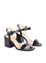 Sandalias de cuero negro con textura de cocodrilo, taco cuadrado y pulsera con hebilla.
