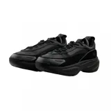 Zapatillas urbanas negras de Lacoste, con diseño moderno y suela gruesa.