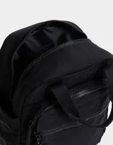 Mochila negra de tela deportiva con doble bolsillo frontal con cierre, correas regulables, cierre superior y tag de goma.
