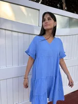 Vestido corto rojo con escote en V, mangas cortas con volados y corte escalonado.
