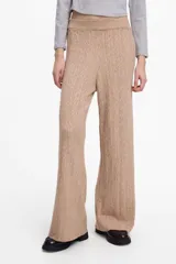 Pantalón de punto color beige con diseño de trenzas, corte palazzo y cintura elastizada.