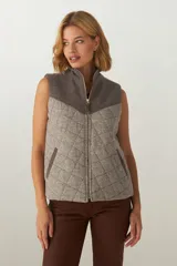 Chaleco corto de lana fina color gris con diseño acolchado en espalda y delantera, corte recto, cuello alto, cierre con cremallera y bolsillos laterales.
