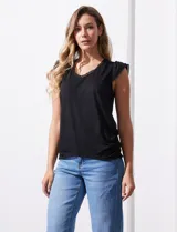 Remera negra de modal con escote en V y aplique de puntilla en mangas y escote. Detalle fruncido en hombros.