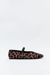 Balerina con estampado animal print, escote en V y tira elástica.