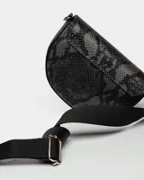 Bolso mini de cuero grabado con diseño de serpiente metalizado, con cierre y correa ajustable.
