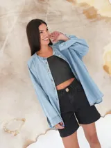 Camisa de denim celeste con cuello mao, manga larga y botones de nácar.