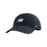 Gorro New Balance unisex de color negro, modelo Clean Up Hat. Presenta el logo de la marca bordado en blanco en el frente y el número 47 bordado en el lateral.