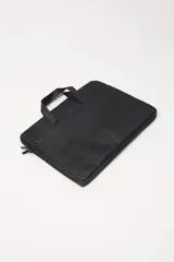 Funda porta laptop color negro con cierre y manija de agarre. Ideal para transportar y proteger tu laptop.