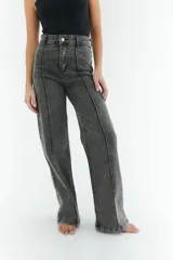Pantalón de jean gris con corte wide leg y tiro alto.