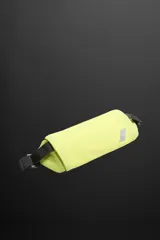 Riñonera deportiva color amarillo flúor, con cierre de cremallera termosellada, bolsillo interno con cremallera y doble mosquetón. Cuenta con banda elástica frontal y asa ajustable con hebilla de liberación rápida.