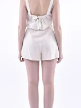 Short color crudo con lazo en la cintura.