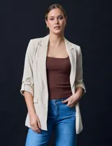 Blazer color beige de crepe, marca Tahari. Cuello con solapa y abertura central. Largo de manga ¾ regulable con presilla y botón. Delantera con bolsillos y forro interno.